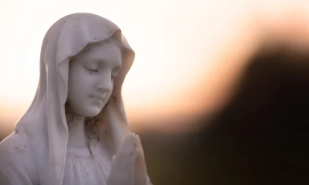 Maria mergulhou no mistério que a cercava